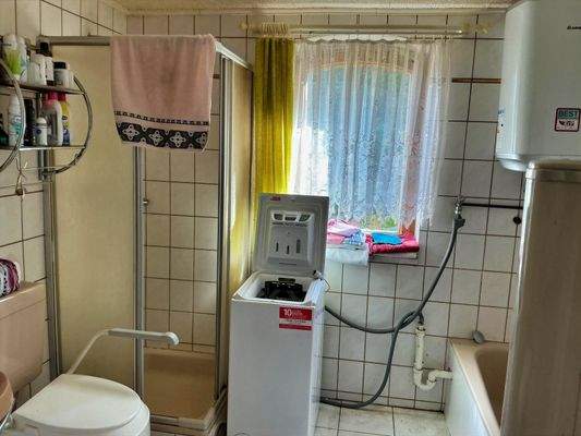 Bad mit Wanne und Wc ( mit Kohlebadeofen)