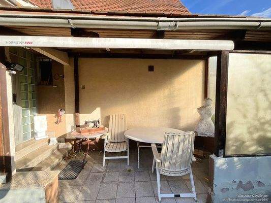 überdachter Eingangsbereich