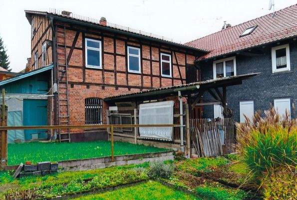 Blick vom Garten aufs Haus u. ehem.Gewerbegebäude