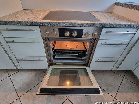 07 Küche mit Einbauküche, Detail