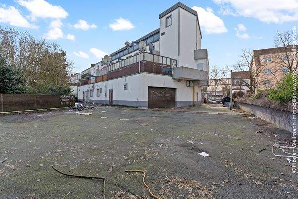 Hinterhof mit Parkmöglichkeiten.