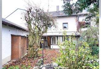 Hausansicht mit Garten