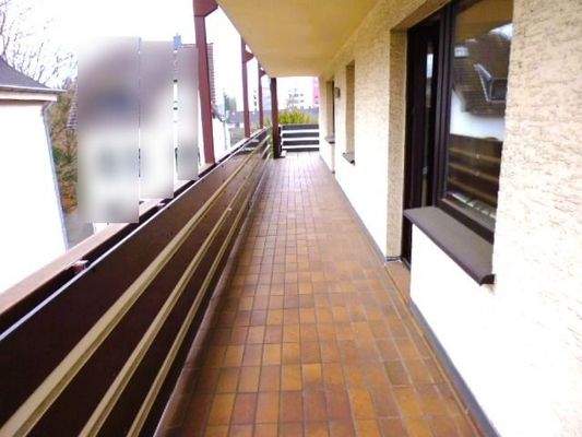 umlaufender Balkon/Loggia