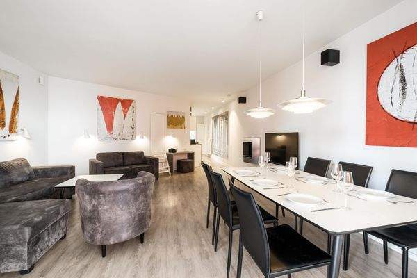 Stilvoll eingerichteter Wohn- und Essbereich