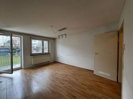 Wohnzimmer mit Balkon