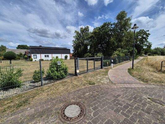 Grünfläche hinter der Halle