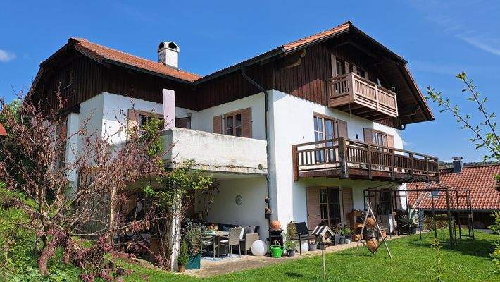 Außenansicht Garten mit Balkonen und Terrasse