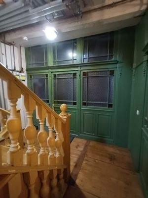 1.OG, historische Holz-Glas-Konstrukt.