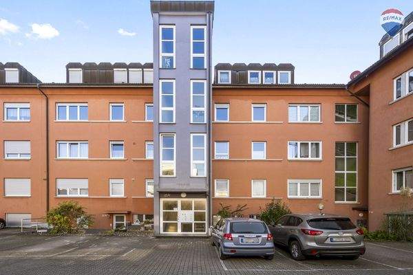 Eingang - Gebäude & Stellplatz