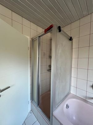 OG Bad mit Badewanne u. Dusche
