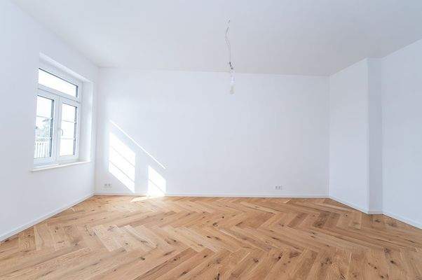 Wohnzimmer mit offener Küche