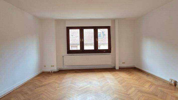 Zimmer mit Parkettboden