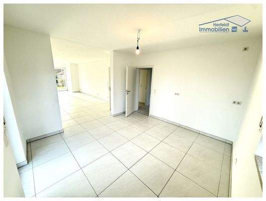 Küche mit Terrassentür und viel Tageslicht