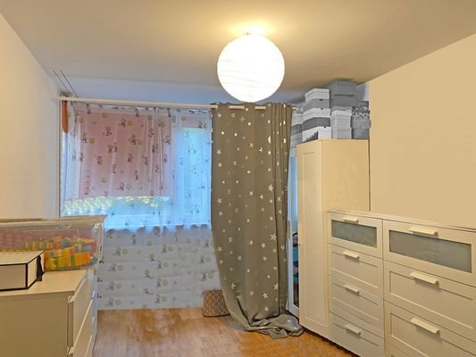 Geräumiges und helles Schlafzimmer