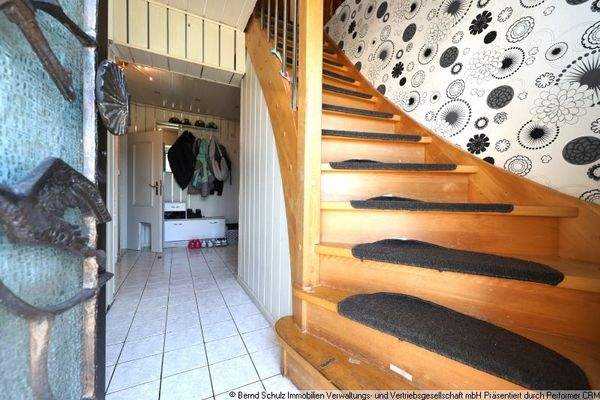 25 Treppe zum Dachgeschoss