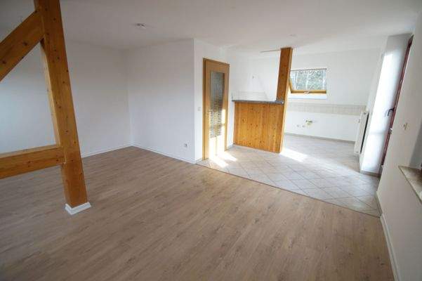 Wohnzimmer mit offener Küche