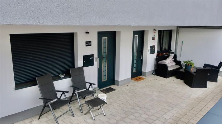 Eingänge zu den Einliegerwohnungen mit Terrasse