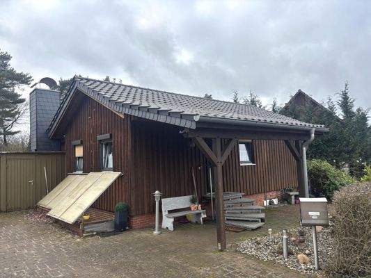 Eingang und Kellerabgang