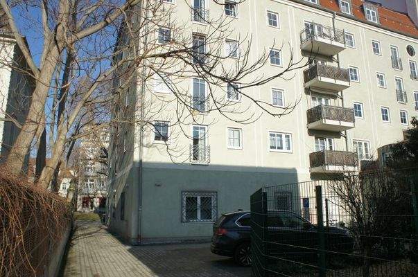 Haupthaus Rückansicht mit Hofeinfahrt