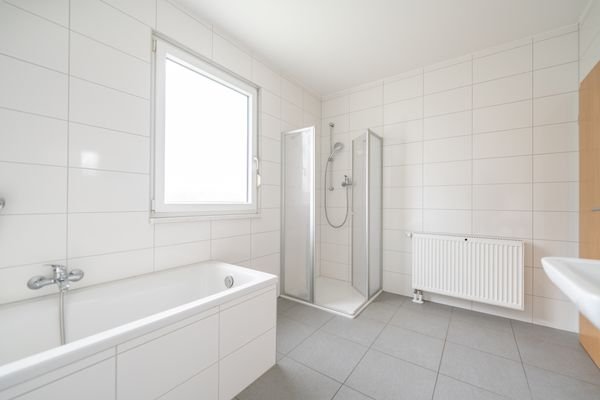 Bad mit Wanne und Dusche