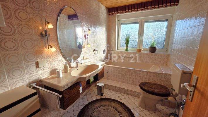 Großes Tageslicht - Badezimmer mit Wanne