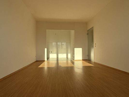 Wohnzimmer mit offener Küche