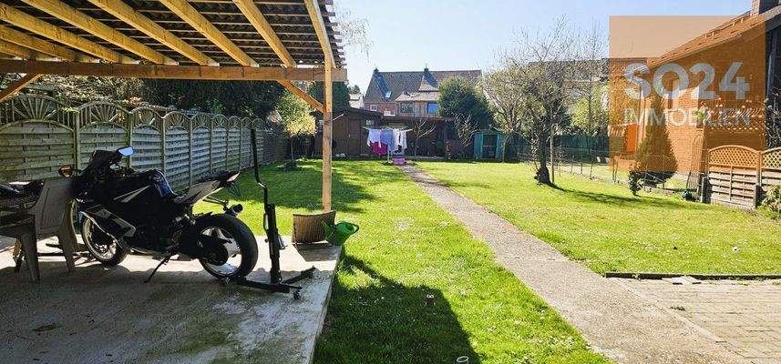 Garten mit überdachter Fläche