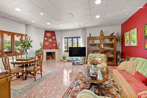 Wohn- und Essbereich mit Kamin