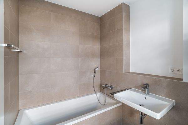 05_Tageslichtbad mit Wanne_Whg29_ZGS.jpg