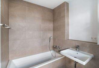 05_Tageslichtbad mit Wanne_Whg29_ZGS.jpg