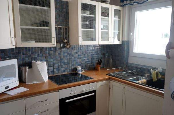 Einbauküche mit Elektrogeräten und Fenster