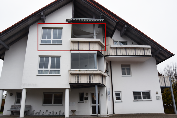 Wohngebäude mit markierter Wohnung