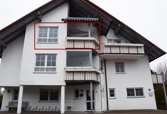 Wohngebäude mit markierter Wohnung