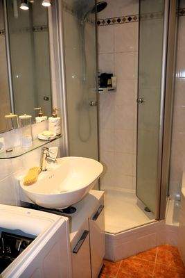 Badezimmer mit Wanne und Dusche