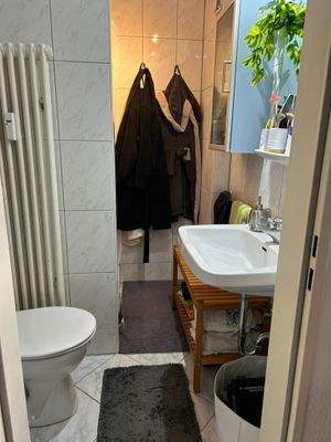 Badezimmer mit Toilette & Dusche 