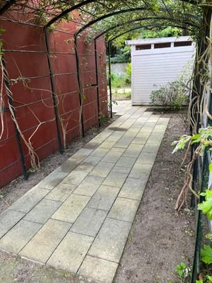 Durchgang mit Geräteschuppen.jpg