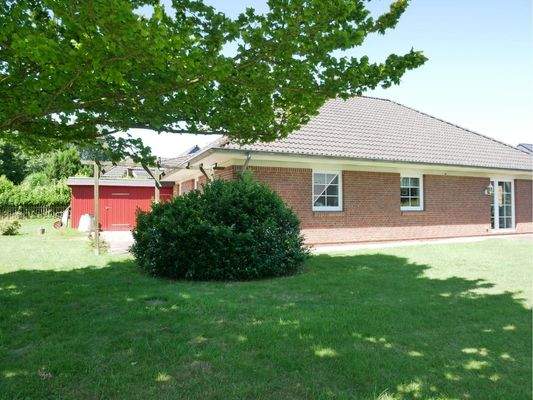 Garten mit Blick aufs Haus und Carport