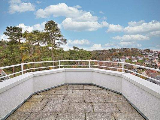 Großer Balkon mit traumhafter Aussicht im Dachgeschoss