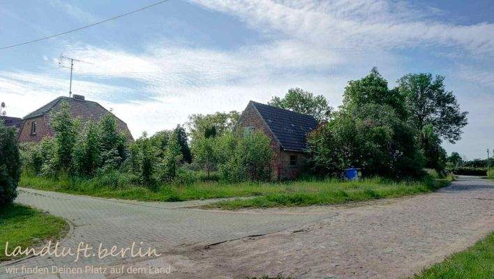 Das Wohnhaus und das ehem. Stallgebäude.jpg