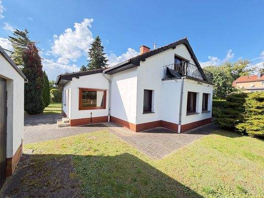 Hausansicht mit Anbau