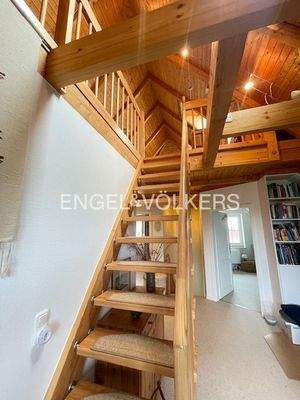 Treppe hinauf ins ausgebaute Dachgeschoss