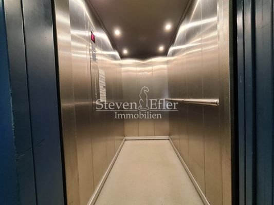 barrierefrei zugänglicher Personenaufzug