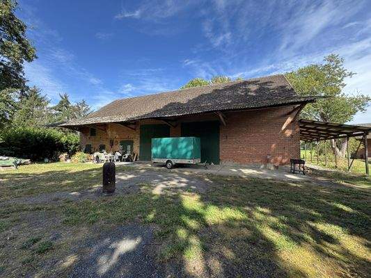 Ansicht zur Scheune mit Vorplatz