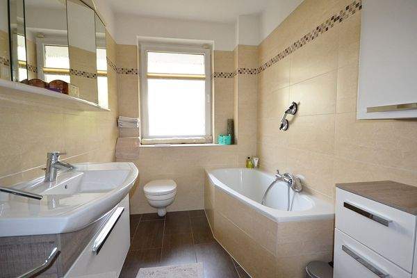 Modern und ansprechend präsentiert sich das Badezimmer