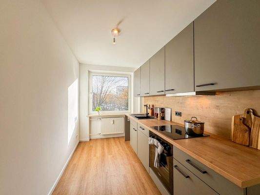 Moderne Küche mit Holzboden