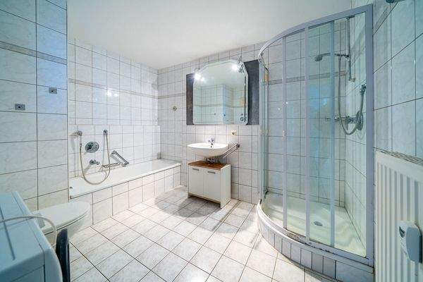 Bad mit Wanne und Dusche