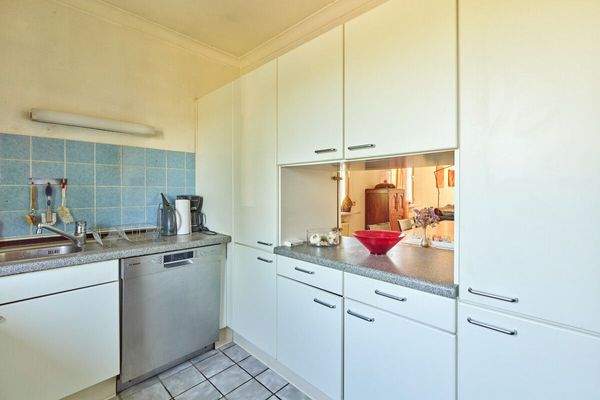 Küche mit Durchreiche