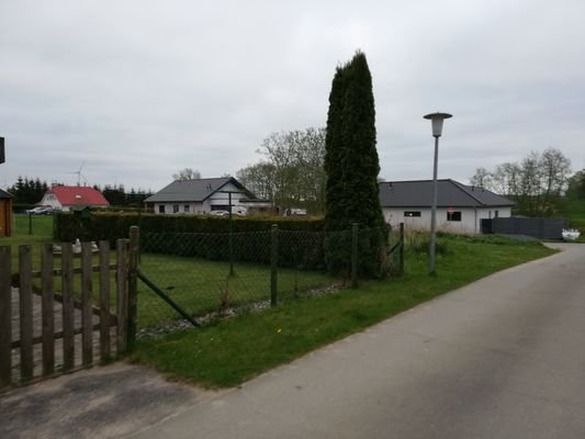 Grundstück links hinter der Hecke