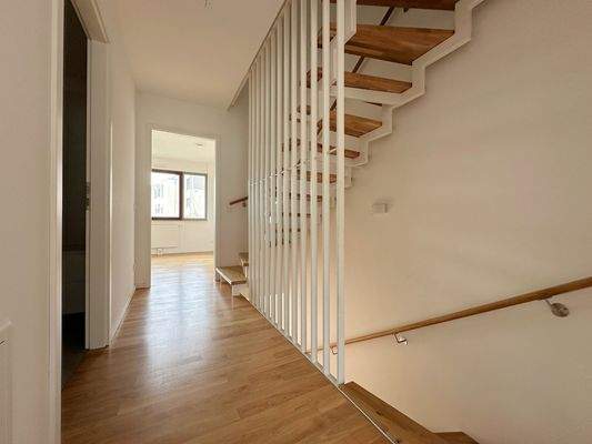 Heller Flur mit Treppe