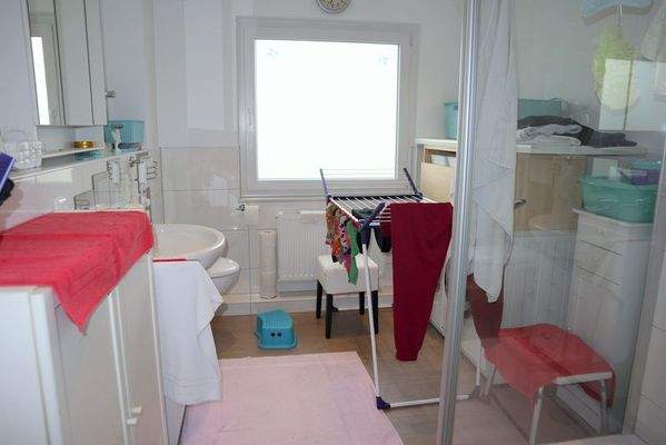 Bad mit Dusche im Obergeschoss